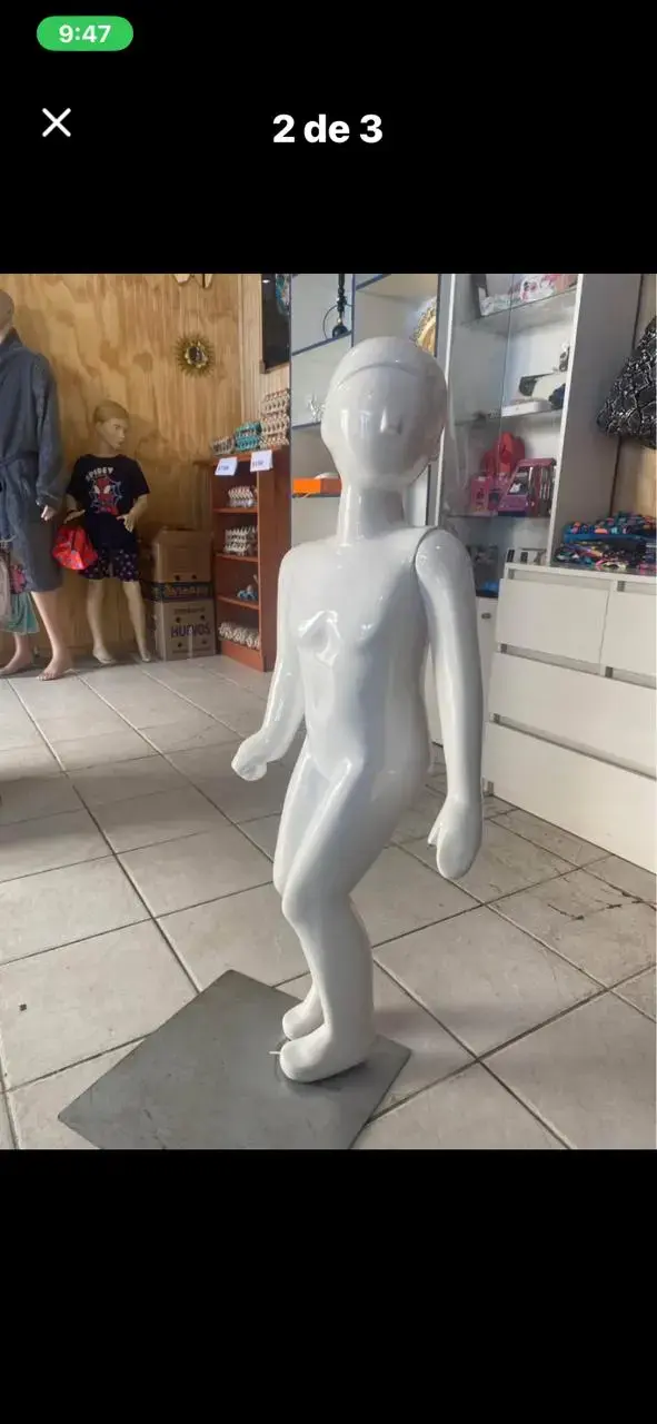 Maniquí infantil de pie blanco