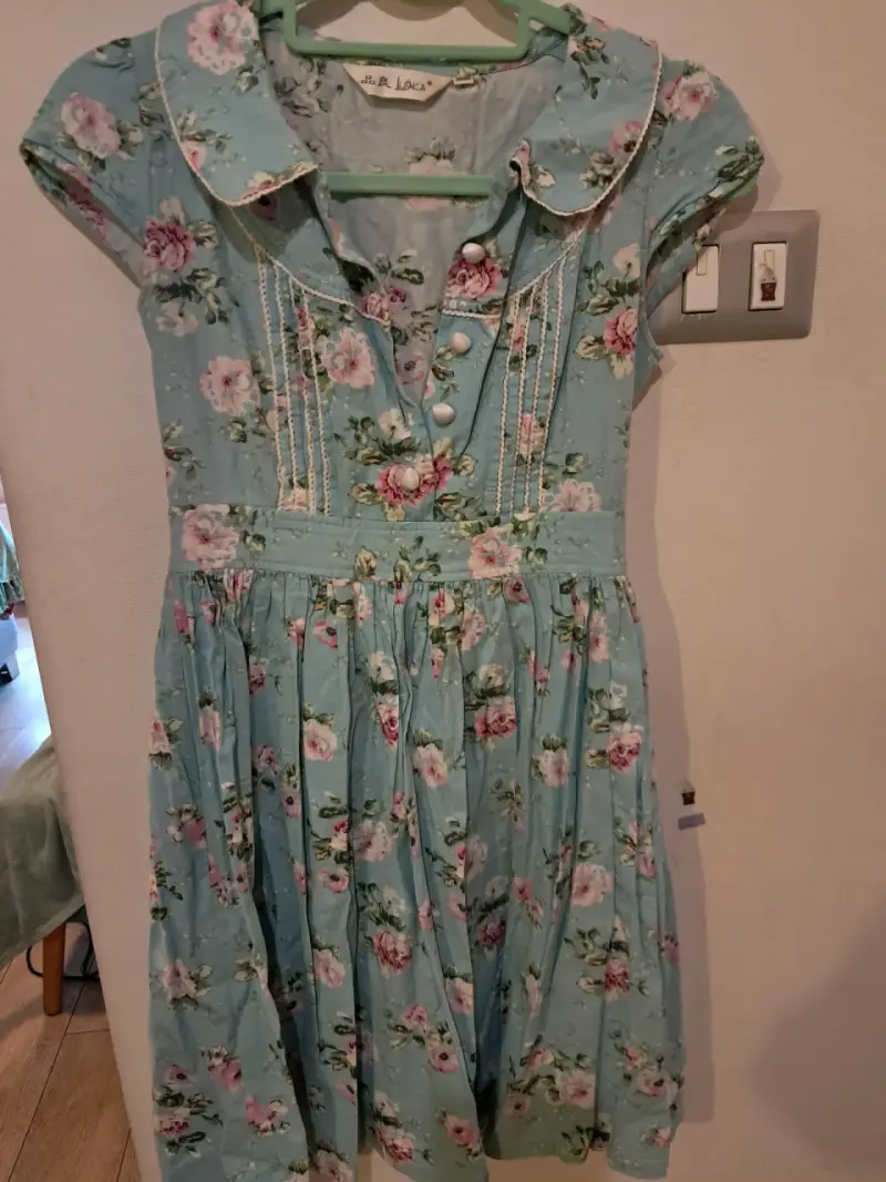 Vestido floral azul con diseño vintage - 2