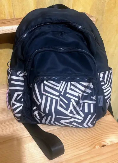 Mochila negra con diseño geométrico Sei - miniatura 1