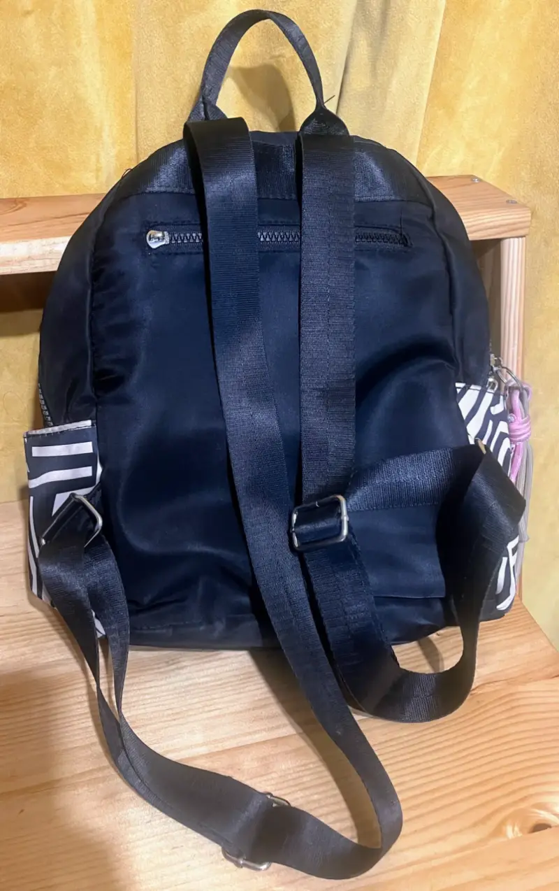 Mochila negra con diseño geométrico Sei - 2