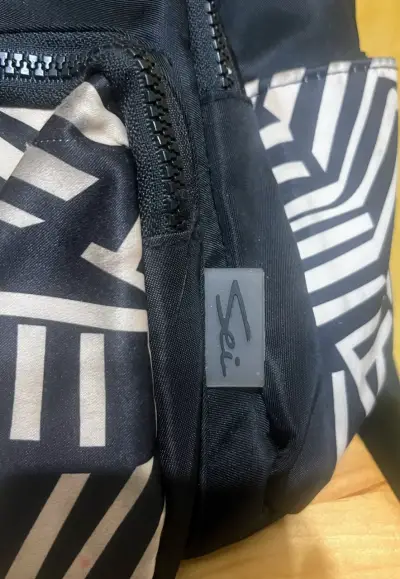 Mochila negra con diseño geométrico Sei - miniatura 3