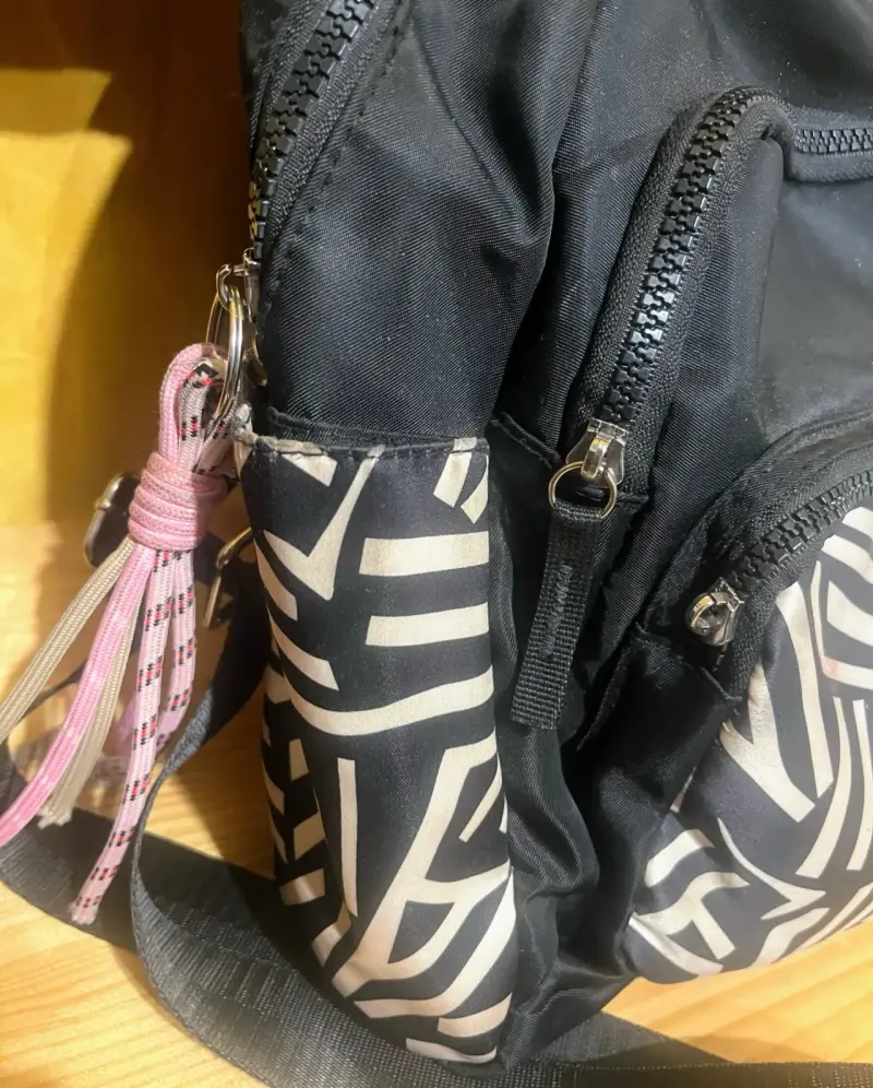 Mochila negra con diseño geométrico Sei - 4