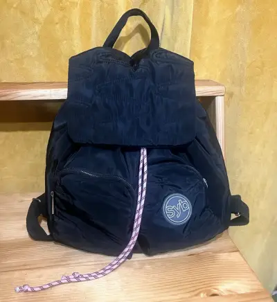 Mochila negra con logo Syb y cierre ajustable - miniatura 1