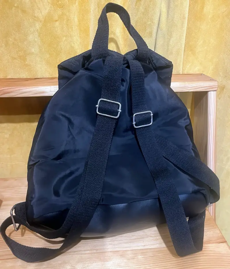Mochila negra con logo Syb y cierre ajustable - 2