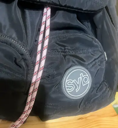 Mochila negra con logo Syb y cierre ajustable - miniatura 3