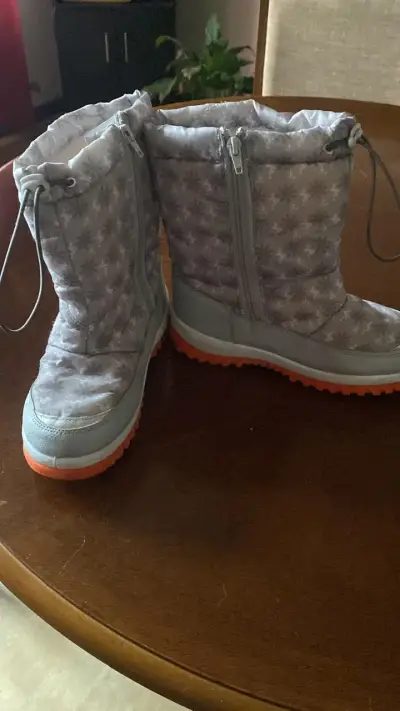 Botas de nieve para niños con diseño de copos - miniatura 1