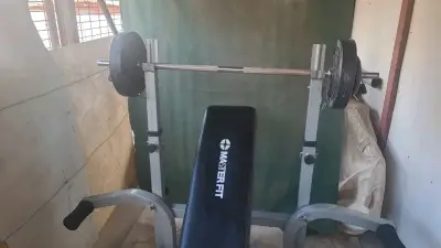 Banco de pesas Masterfit con barra y discos - miniatura 1