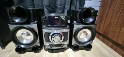Sistema de sonido LG con X Metal Bass - miniatura 1