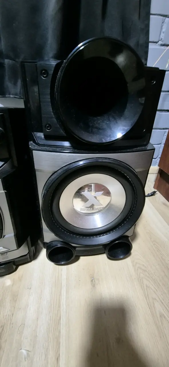 Sistema de sonido LG con X Metal Bass - 4