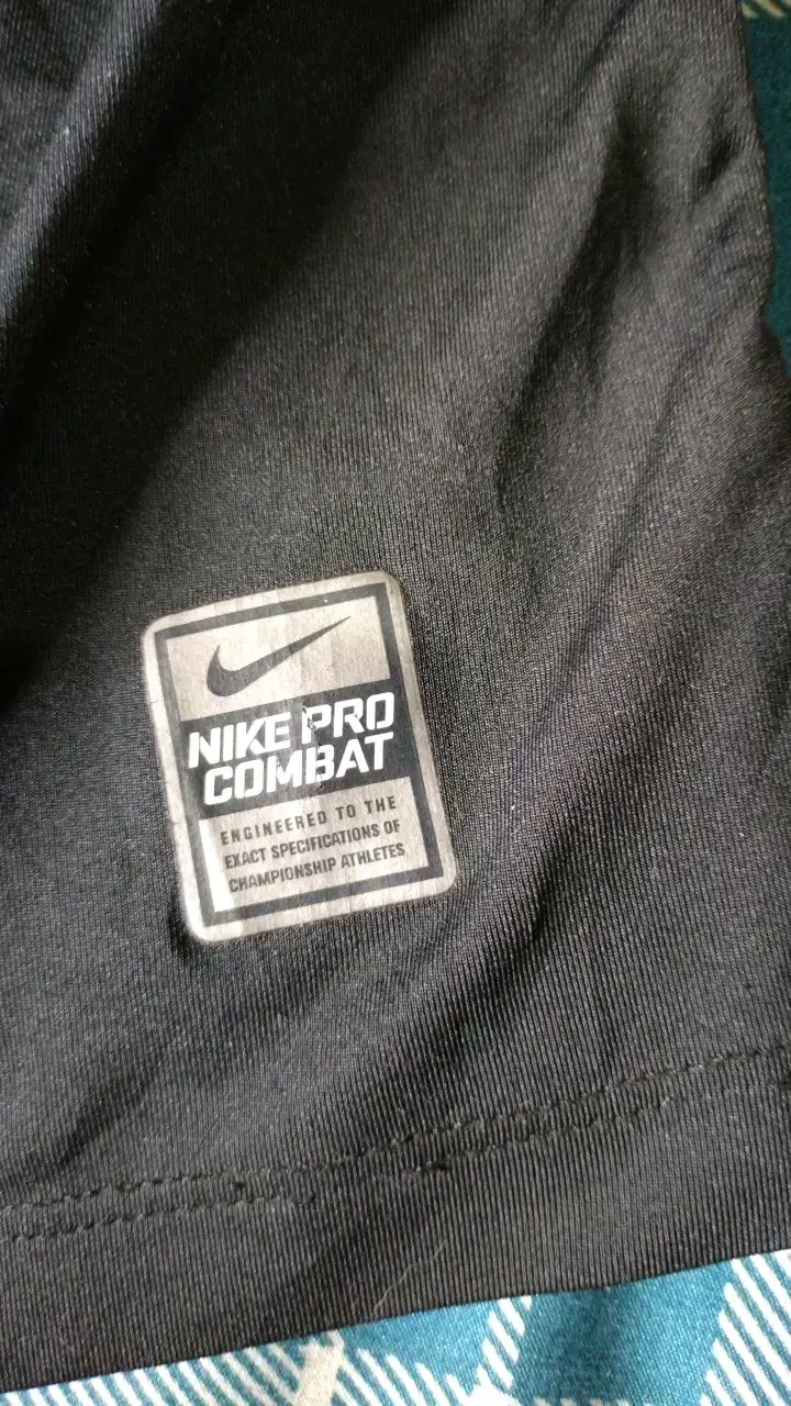 Polera deportiva negra Nike Pro Combat - 4