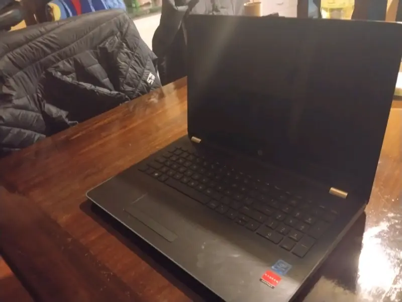 Notebook HP con cargador 4GB 512GB - 2