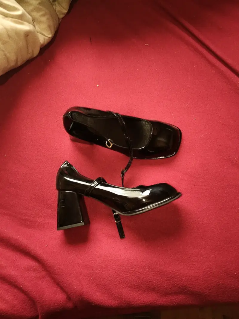 Zapatos de charol negro con tacón ancho