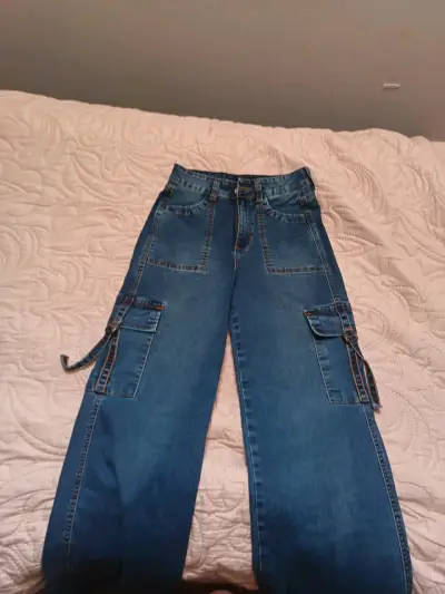 Jeans cargo de mezclilla azul para mujer - miniatura 1