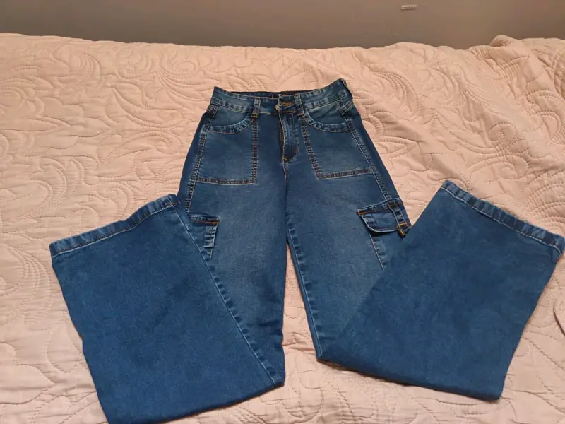 Jeans cargo de mezclilla azul para mujer - 2