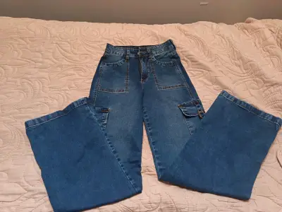 Jeans cargo de mezclilla azul para mujer - miniatura 2