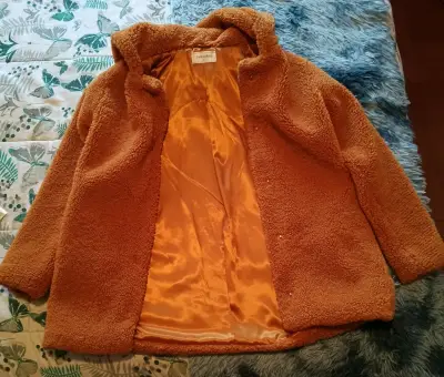 Abrigo con capucha color naranja terracota mujer. - miniatura 3