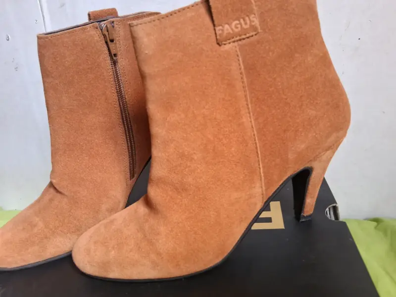 Botines de gamuza color camel Fagus