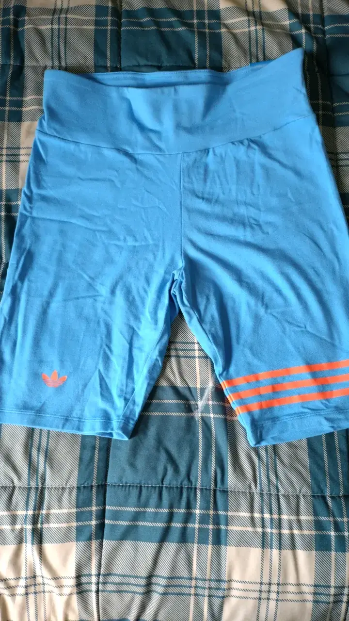 Leggings cortos azules Adidas con franjas naranjas - 1