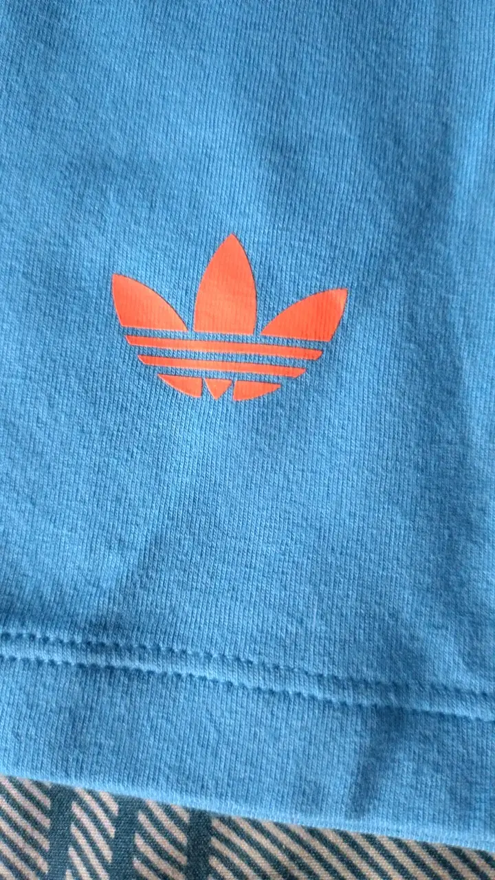 Leggings cortos azules Adidas con franjas naranjas - 2