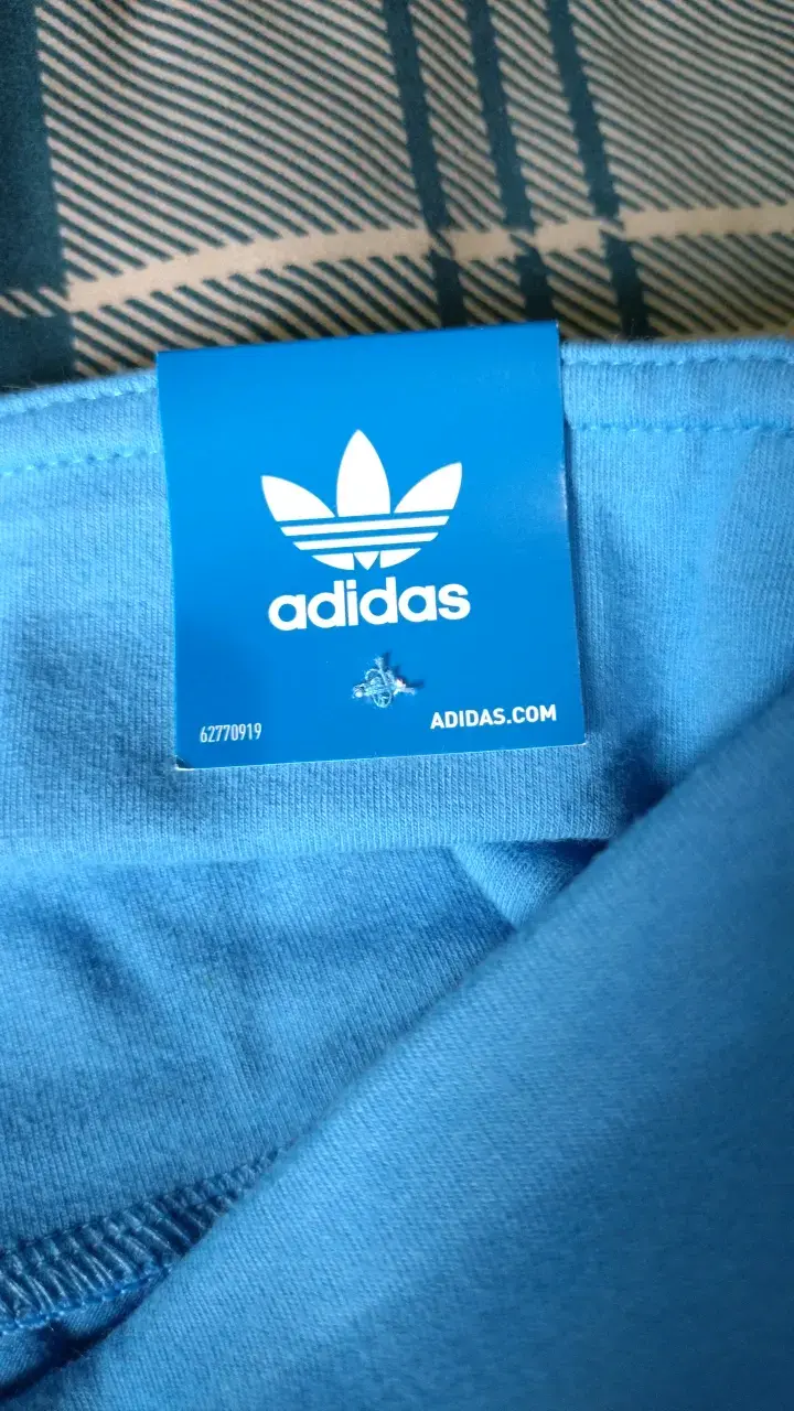 Leggings cortos azules Adidas con franjas naranjas - 3