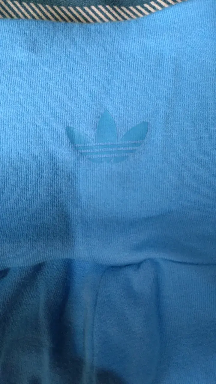 Leggings cortos azules Adidas con franjas naranjas - 5