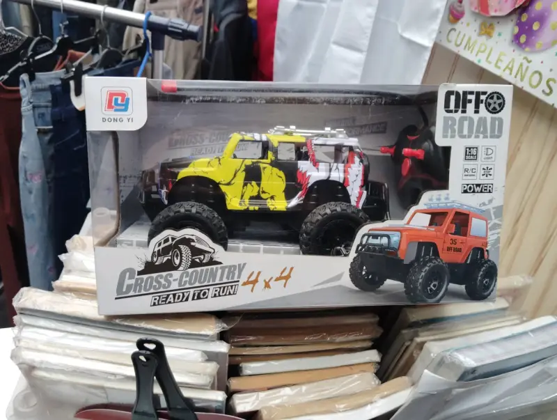 Camioneta RC Off-Road 4x4 a Control Remoto - 1