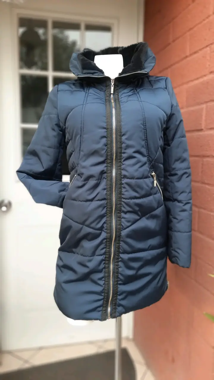 Parka larga azul con cuello de piel sintética - 1