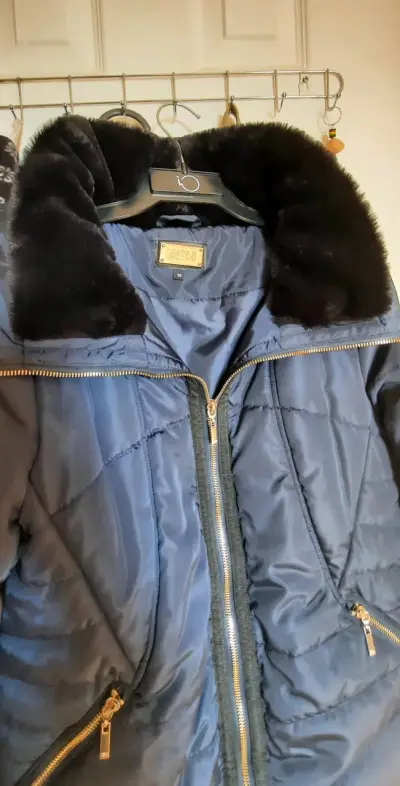 Parka larga azul con cuello de piel sintética - miniatura 2