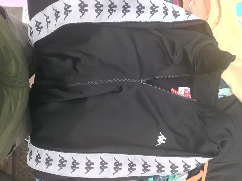 Chaqueta deportiva negra Kappa con logo