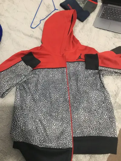 Polerón con capucha Jordan rojo y negro para adolescentes - miniatura 1