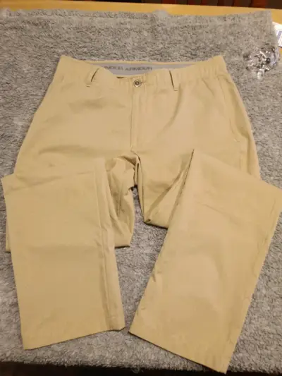 Pantalones beige Under Armour para hombre - miniatura 1
