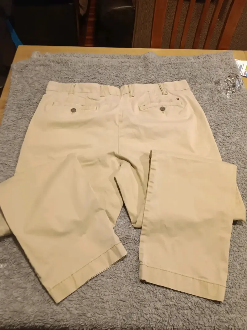 Pantalones beige Under Armour para hombre - 2