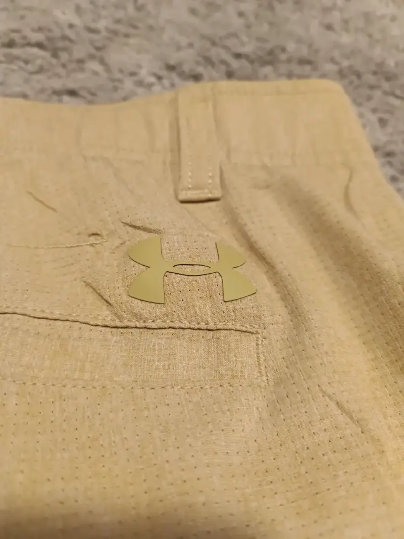 Pantalones beige Under Armour para hombre - 5