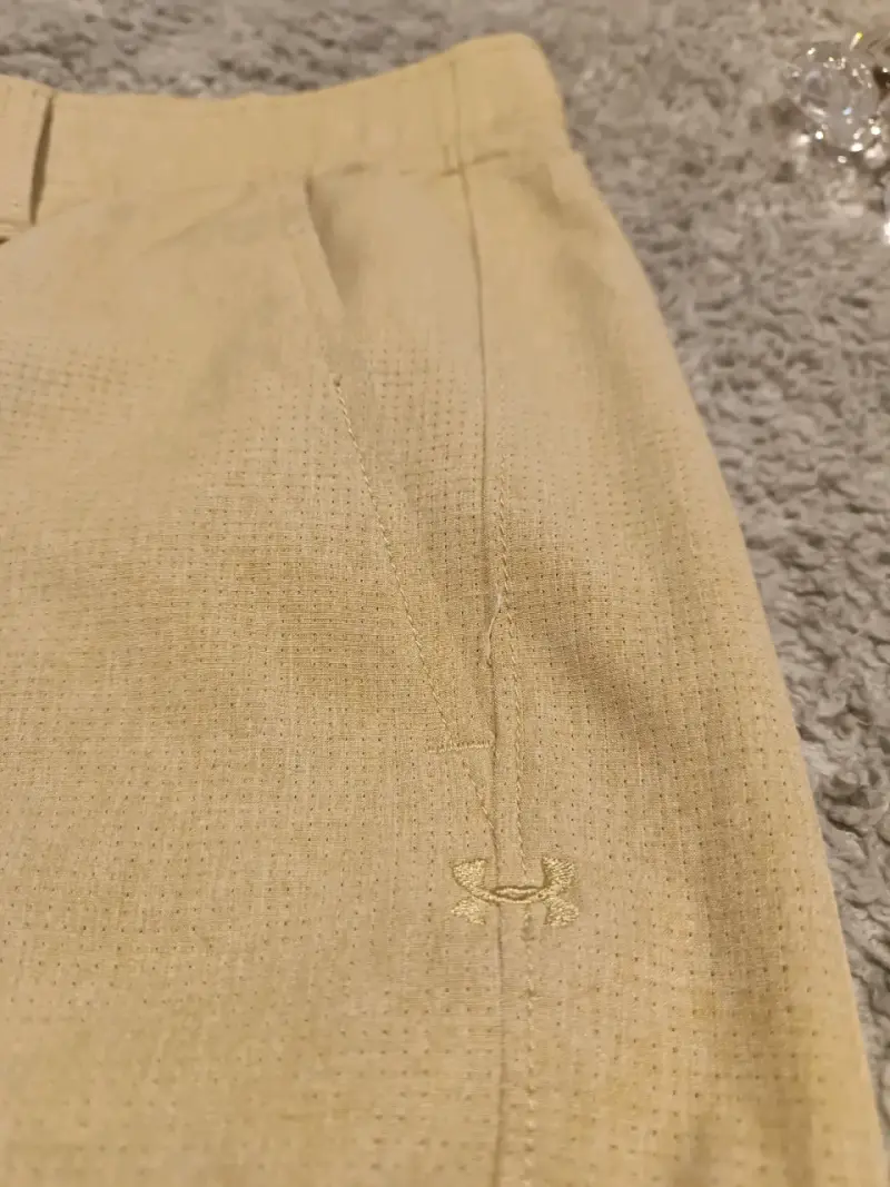 Pantalones beige Under Armour para hombre - 6