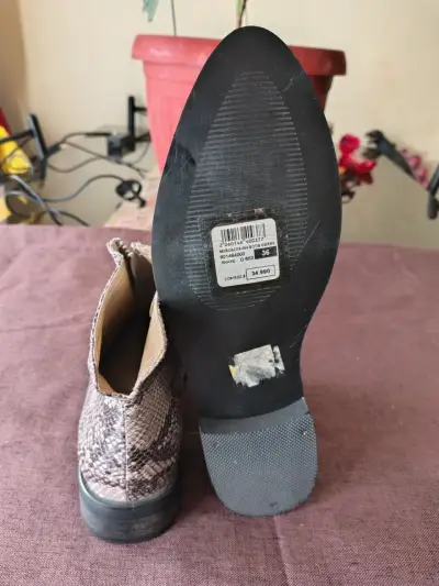 Botines de mujer con diseño de serpiente y cierre - miniatura 1