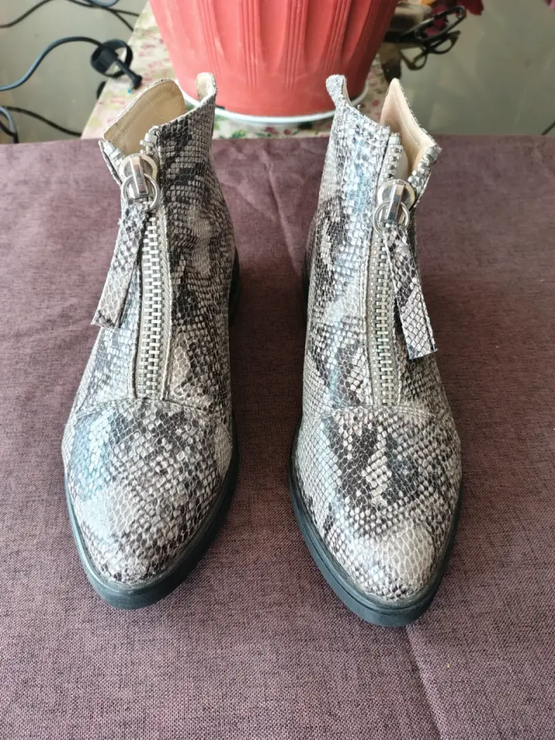 Botines de mujer con diseño de serpiente y cierre - 2