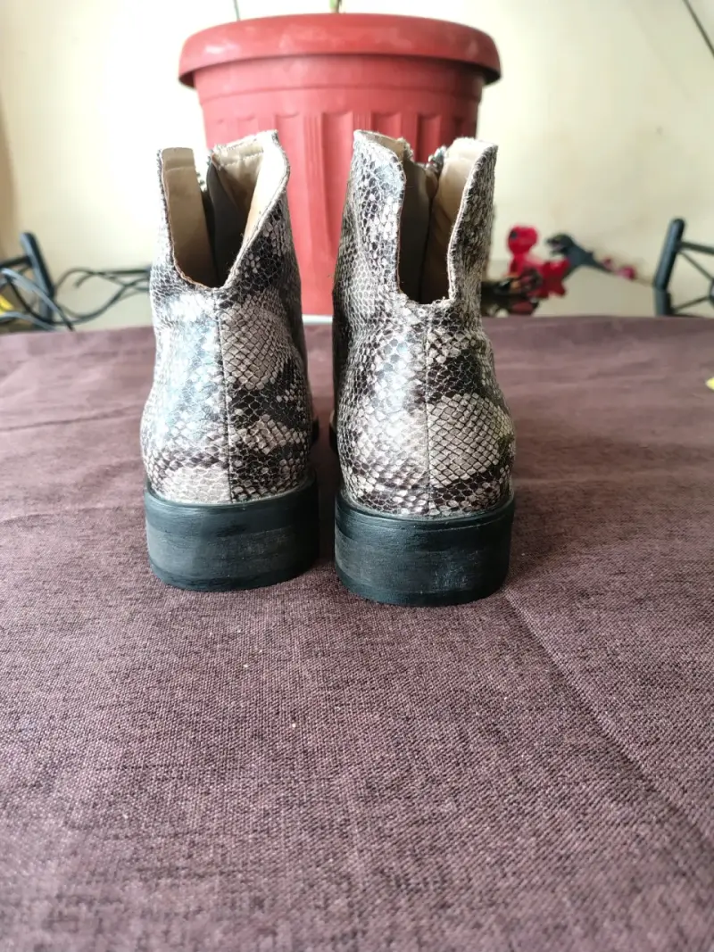Botines de mujer con diseño de serpiente y cierre - 3