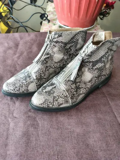 Botines de mujer con diseño de serpiente y cierre - miniatura 4