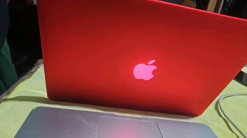 MacBook Air con carcasa roja y teclado retroiluminado - 1