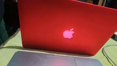 MacBook Air con carcasa roja y teclado retroiluminado - miniatura 1