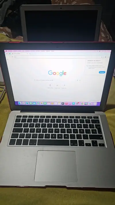 MacBook Air con carcasa roja y teclado retroiluminado - miniatura 2