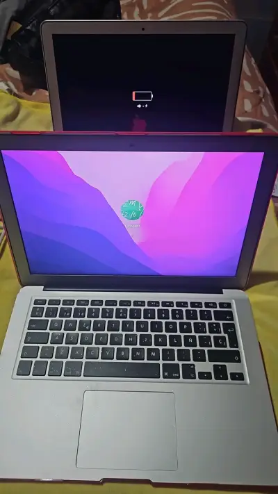 MacBook Air con carcasa roja y teclado retroiluminado - miniatura 3