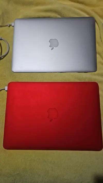 MacBook Air con carcasa roja y teclado retroiluminado - miniatura 4