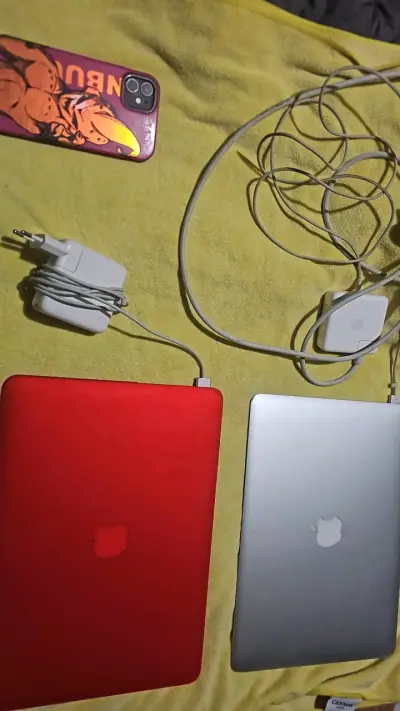 MacBook Air con carcasa roja y teclado retroiluminado - miniatura 5