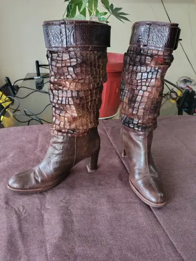 Botas de cuero marrón con textura de cocodrilo - miniatura 1