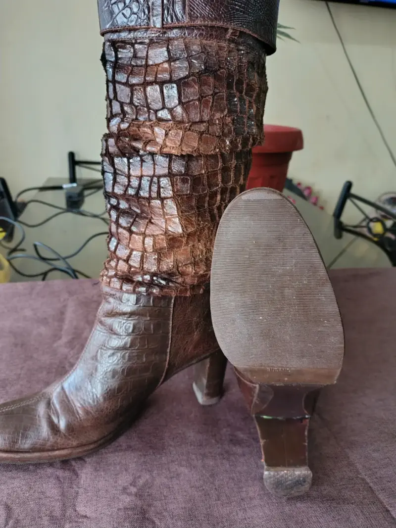 Botas de cuero marrón con textura de cocodrilo - 2
