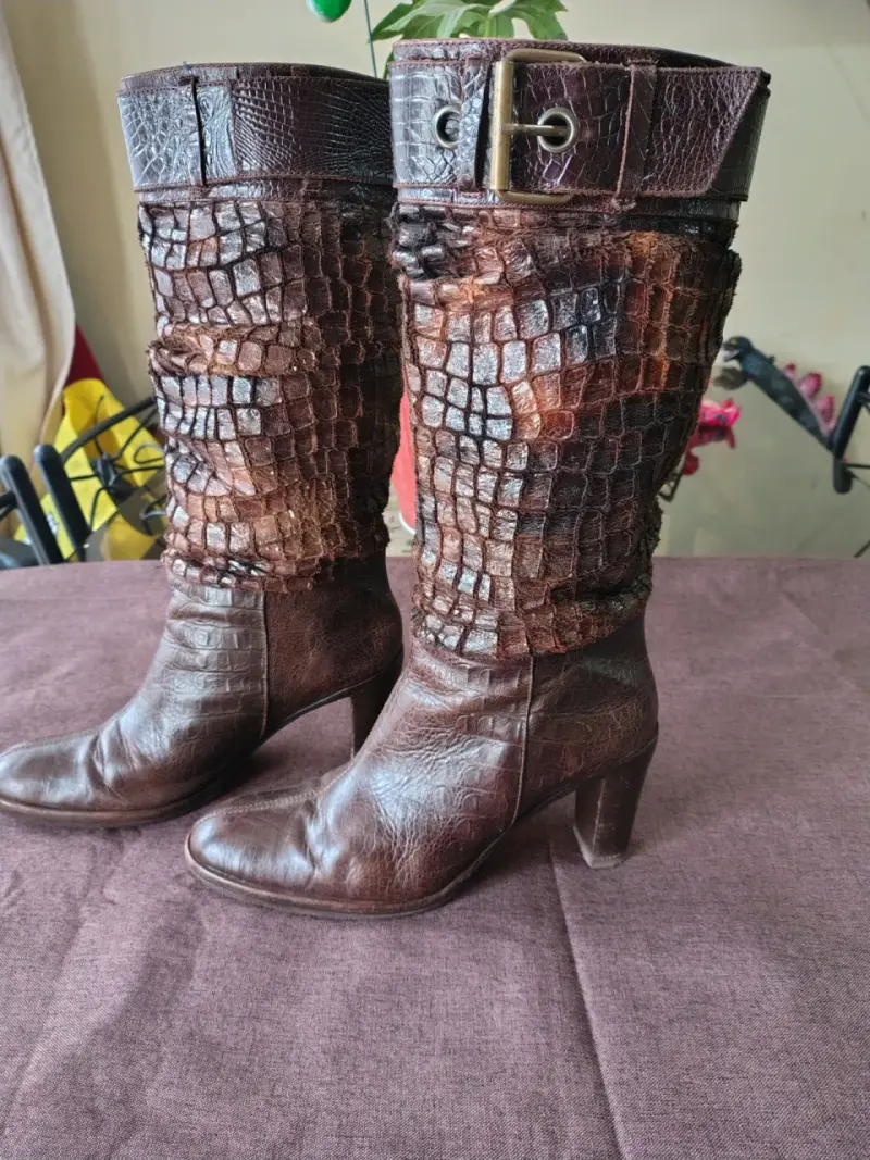 Botas de cuero marrón con textura de cocodrilo - 3