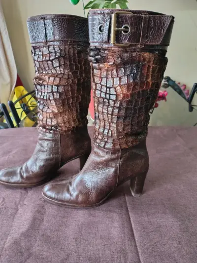 Botas de cuero marrón con textura de cocodrilo - miniatura 3