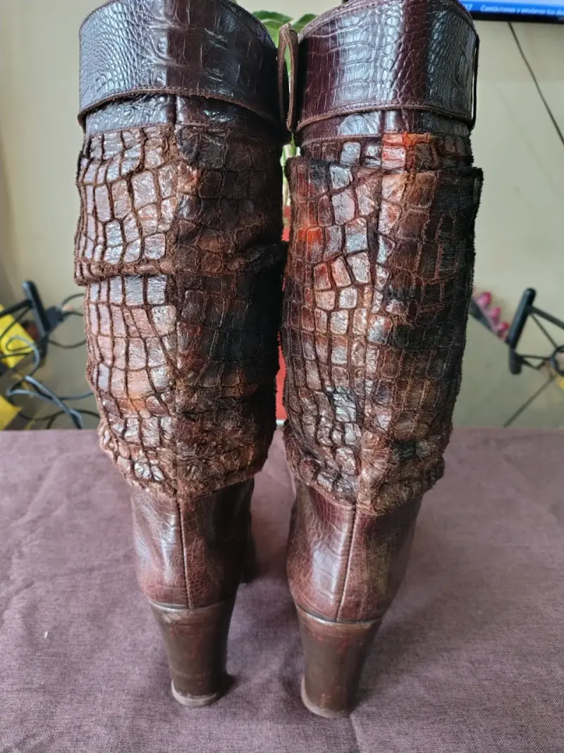 Botas de cuero marrón con textura de cocodrilo - 4