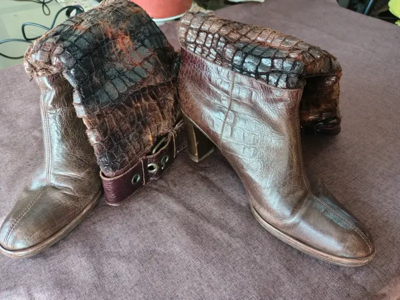 Botas de cuero marrón con textura de cocodrilo - 5